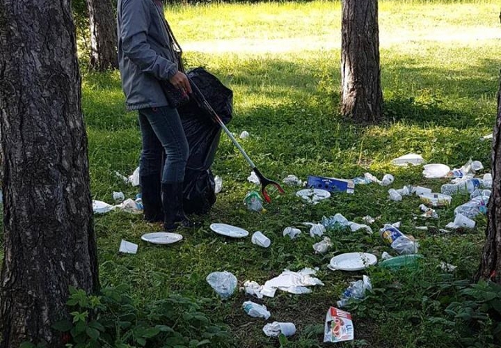 En 2018, une habitante et ses amis décident de nettoyer un parc jonché de déchets