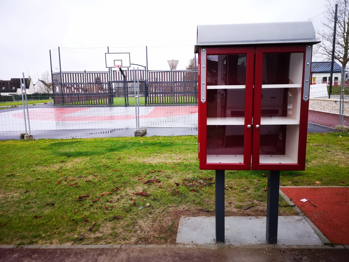La Boîte à livres est installée square Pierre-Semard à proximité de l'aire de jeux et du city stade