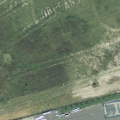 Photo aérienne de l'aérodrome sur laquelle on peut lire ORLÉANS au sol